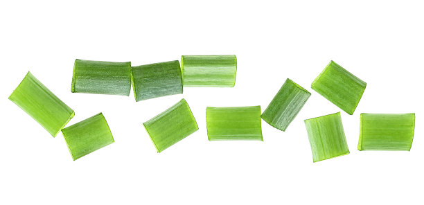 切碎的新鲜葱孤立在白色背景上，俯视图。一堆切碎的韭菜。图片下载