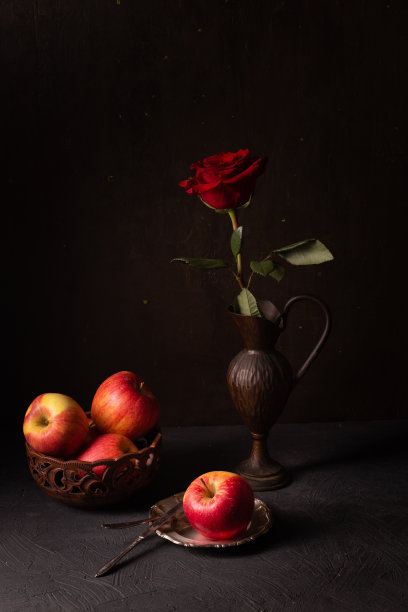 古董静物，铜罐和苹果图片下载