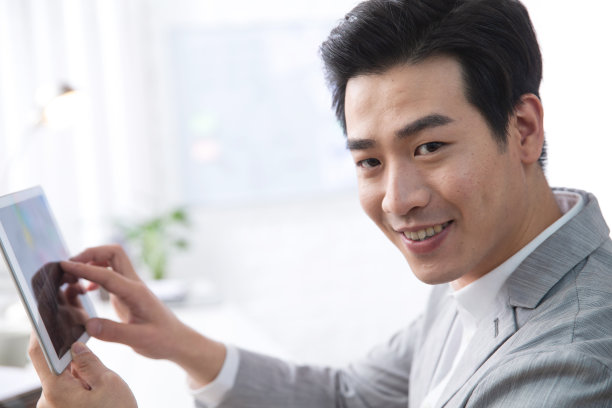青年商务男人拿着平板电脑办公图片下载