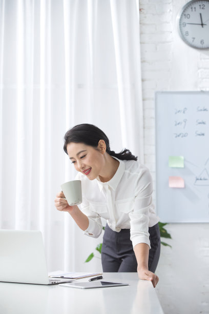 青年商务女人使用笔记本电脑办公图片下载