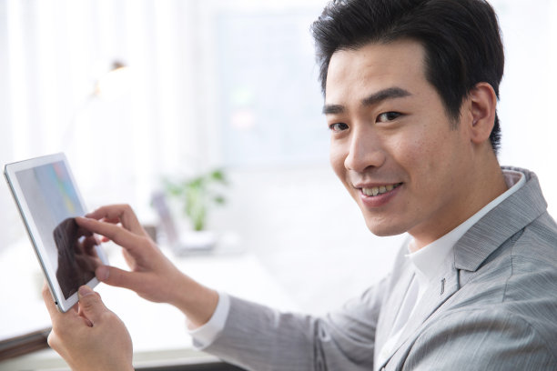 青年商务男人拿着平板电脑办公图片下载