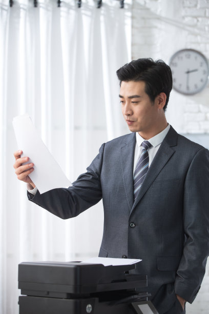 青年商务男人在办公图片下载