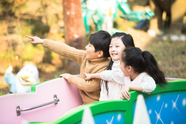 男孩女孩坐过山车图片下载