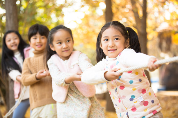小学生在拔河比赛图片下载