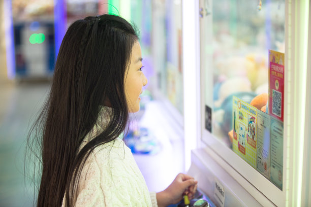 可爱的女孩在游戏厅玩耍图片下载