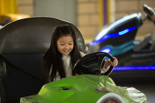 小女孩在游乐场玩耍图片下载