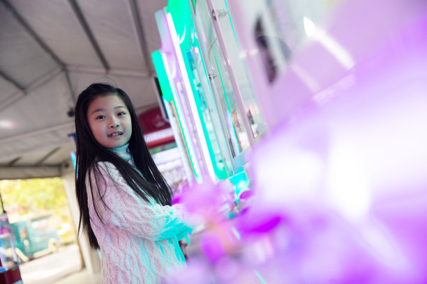 可爱的女孩在游戏厅玩耍图片下载