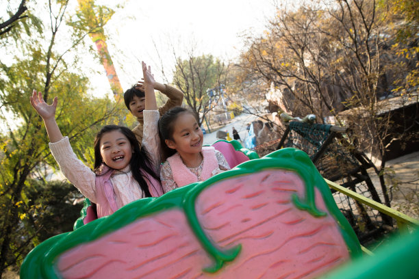 男孩女孩坐过山车图片下载