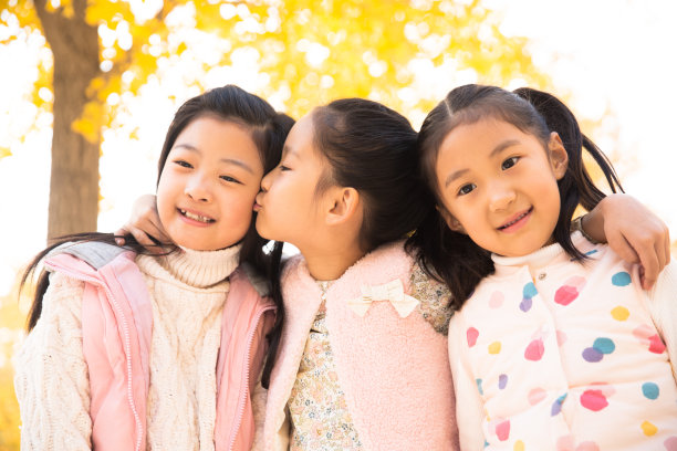 欢乐的小女孩在户外玩耍素材图片