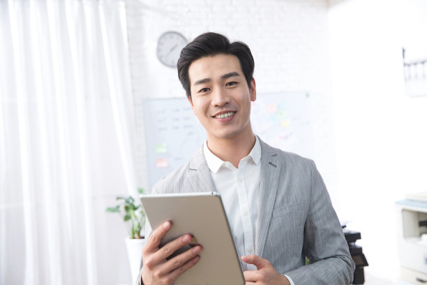青年商务男人拿着平板电脑办公图片下载