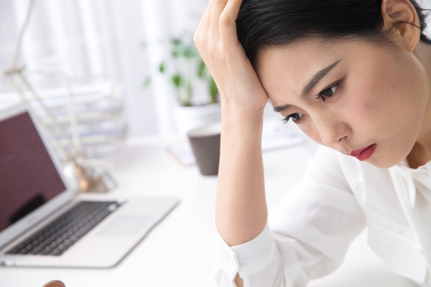 青年商务女人在办公图片下载