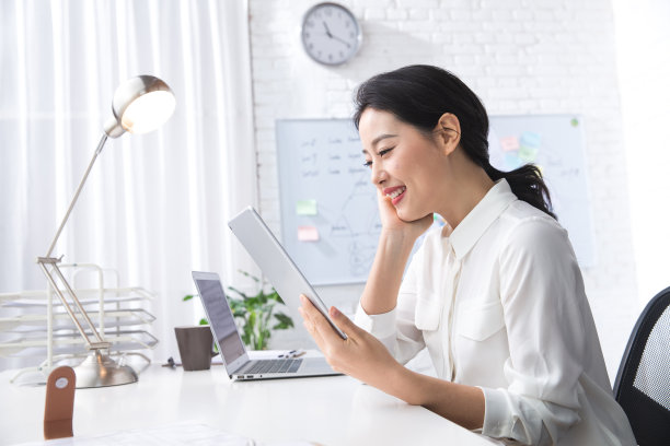 青年商务女人使用平板电脑办公素材图片