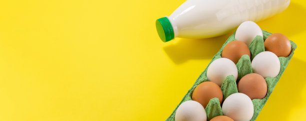 用鸡蛋、牛奶或酸乳酒在黄色背景上做成。背景为食品广告，复活节与地方的文字。有选择性的重点。图片下载
