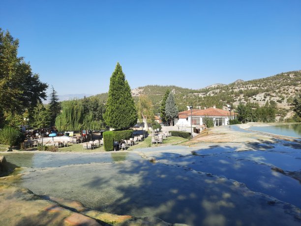 卡拉海伊特的红色泉水是一种独立的泉水，含有独特的矿物质，这使得水流出来呈红色，留下了铁锈色的石灰华，丹尼兹利图片下载