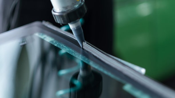 汽车修理店新挡风玻璃更换，库存照片图片下载