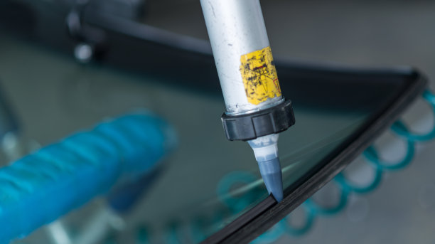 汽车修理店新挡风玻璃更换，库存照片图片下载