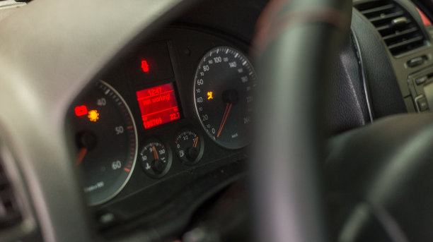 汽车仪表盘警示灯不工作，库存照片图片下载