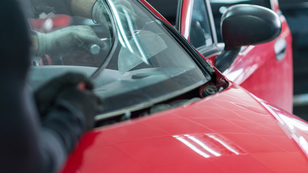 汽车修理店拆除损坏的挡风玻璃，库存照片图片下载