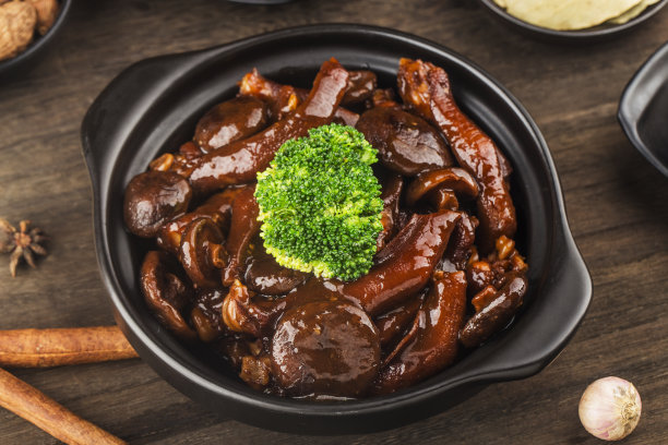 中国菜:一盘红烧鹅爪图片下载