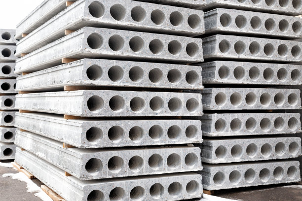 预制混凝土板的堆叠与施工孔。图片下载