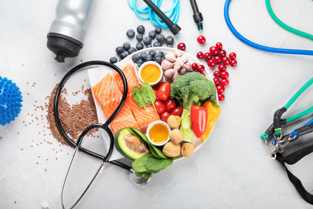 浅色背景下的健康心脏食品。图片下载