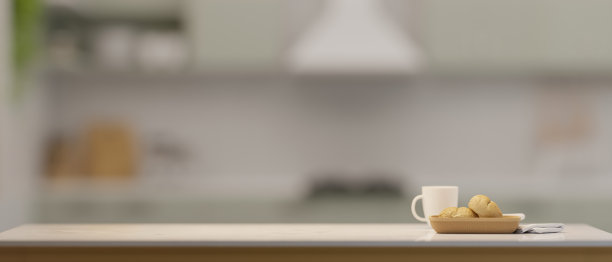 餐桌或厨房桌上放一杯咖啡，篮子里的面包和复印空间。图片下载