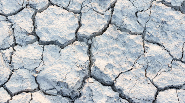 白粉笔破碎的地面纹理背景照片。图片下载