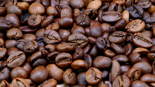 香烤黑咖啡豆，中烤咖啡豆。前视图。图片下载