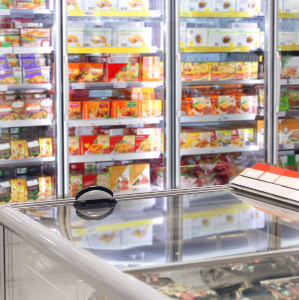 空荡荡的超市，超市冰箱里的冷冻食品图片下载