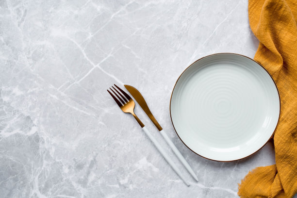 横幅。一个空陶瓷盘子，叉子，刀和毛巾在灰色的混凝土桌子的背景下。空间的文本。咖啡馆和餐厅的菜单概念。图片下载