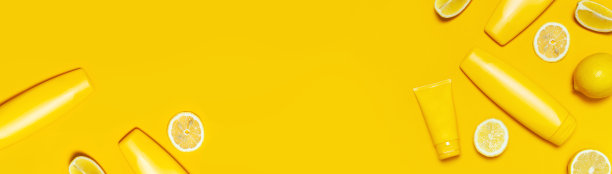 黄色化妆品瓶子容器，新鲜的柑橘柠檬黄色背景俯视图平面布局复制空间。空白标签，用于仿制天然美容产品防晒霜。夏天创意概念图片下载