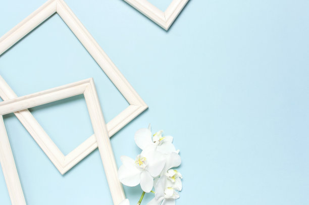 美丽的白色蝴蝶兰兰花花，木制白色相框在蓝色背景顶视图平躺。热带花，兰花近枝。兰花的背景。妇女节，花卡图片下载