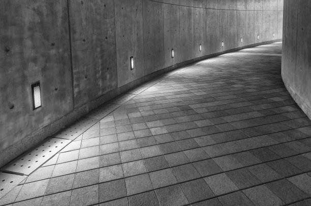 黑暗中空荡荡的人行道图片下载