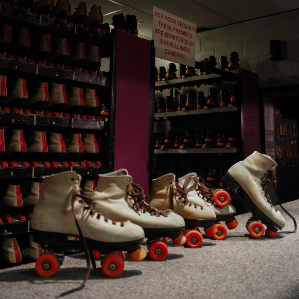 旱冰场租赁柜台的复古旱冰鞋图片下载