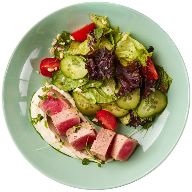 金枪鱼片配蔬菜沙拉图片下载