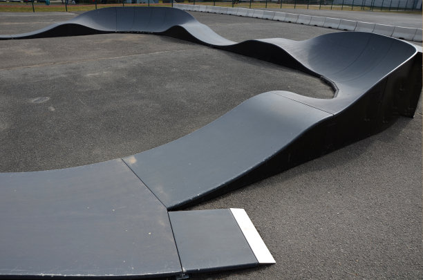 用泵送(上下移动)代替踏板和弹跳来沿着模块化泵送轨道移动自行车、踏板车、滑板和单排轮滑图片下载