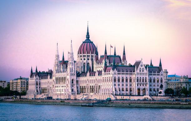 黄昏时分的匈牙利议会大厦。布达佩斯,匈牙利。图片下载