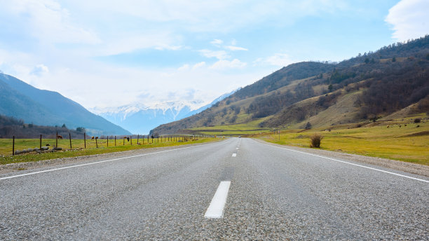 在通往丹贝的路上，可以看到山峰。图片下载