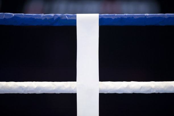 拳击台上有模糊的聚光灯。水平运动主题海报，贺卡，标题，网站和应用程序。专业的运动概念。图片下载