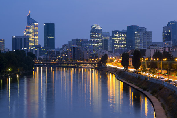 拉德芳斯金融区黄昏，巴黎图片下载