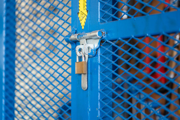 手动工具储存箱上的钥匙锁。工业设备。图片下载