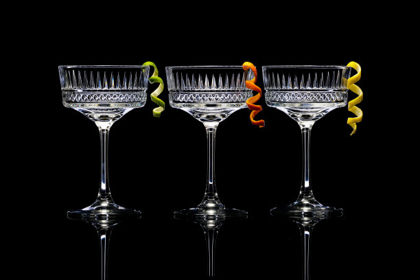 三个空的鸡尾酒杯图片下载