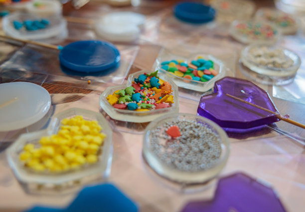 在家庭糖果车间的桌子上，棒棒糖的糖果装饰图片下载