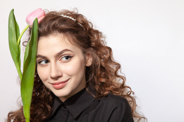 近距离拍摄的20岁的卷发女人的肖像图片下载