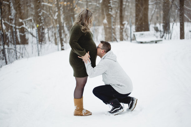 一对夫妇和一个孕妇在冬天的肖像图片下载