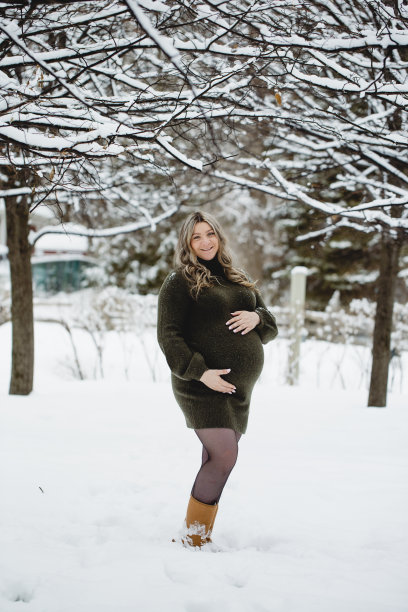 冬天孕妇的肖像图片下载