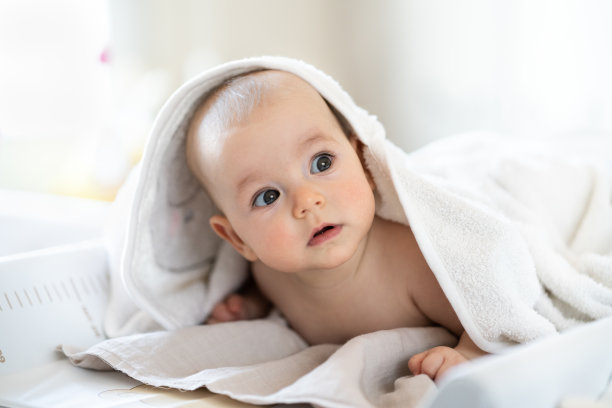 宝宝洗澡后裹毛巾图片下载