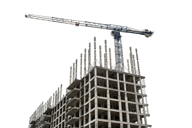 白色背景上正在施工的新多层房屋的施工起重机和建筑框架图片下载