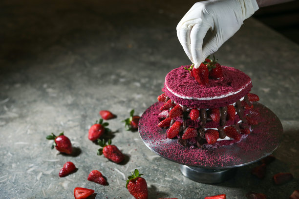 糕点大师在厨房准备草莓和巧克力蛋糕图片下载