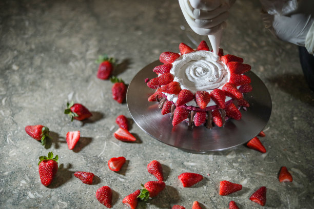 糕点大师在厨房准备草莓和巧克力蛋糕图片下载